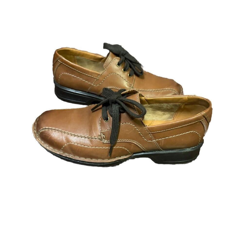 Clark's man's brown leather lace up Oxford shoe size US 8.5